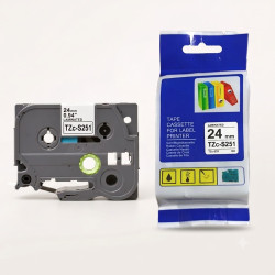 CINTA COMPATIBLE TZc-s251 SUPER ADHESIVA DE FONDO BLANCO CON LETRAS NEGRAS 24MM X 8M
